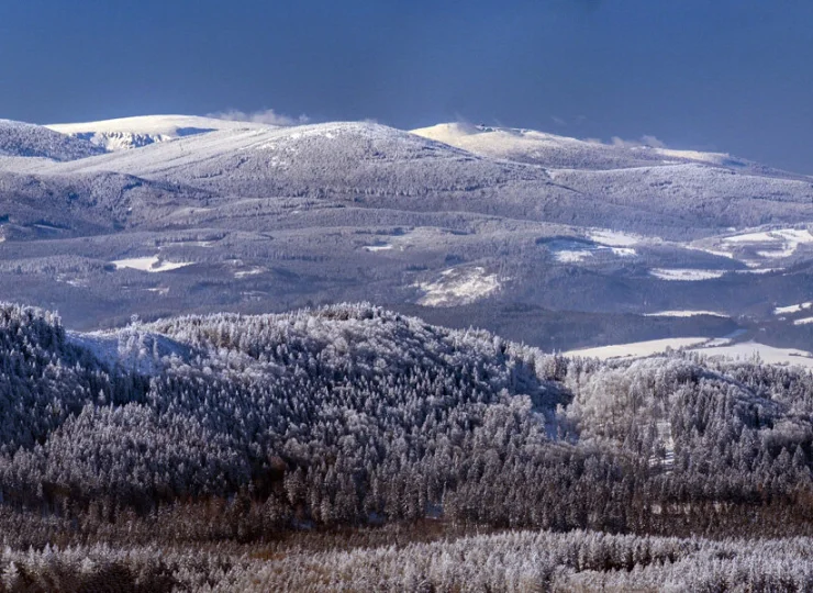 Zimą Karkonosze zamieniają się na biały raj dla turystów