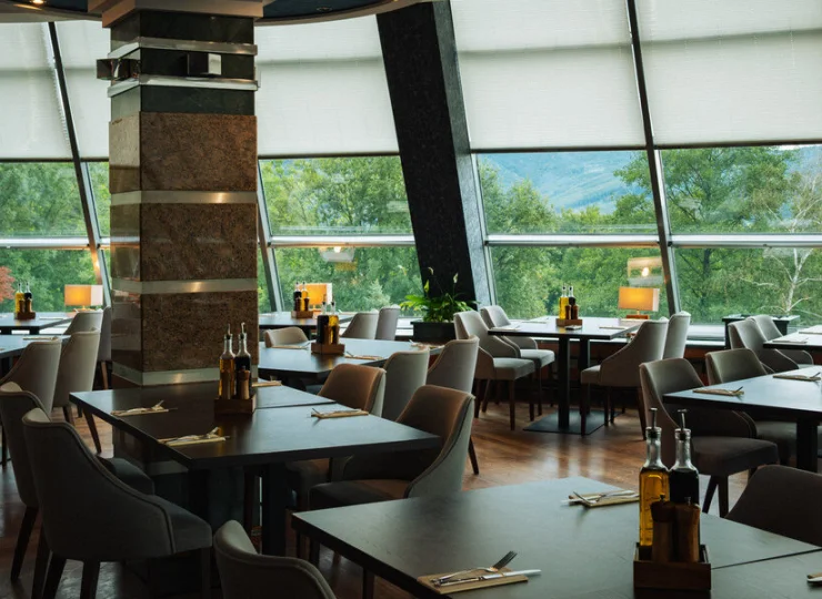 Hotel szczyci się restauracją z panoramicznym widokiem