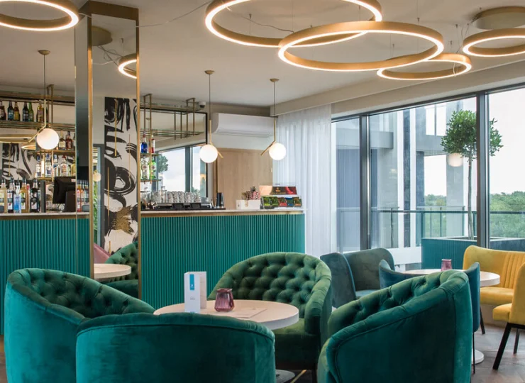Kawiarnia Horyzont jest dwupoziomowa, mieści się na 4. i 5. piętrze hotelu
