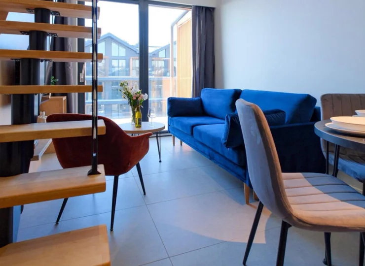 Na dole mieści się część dzienna z aneksem kuchennym, na górze część sypialna