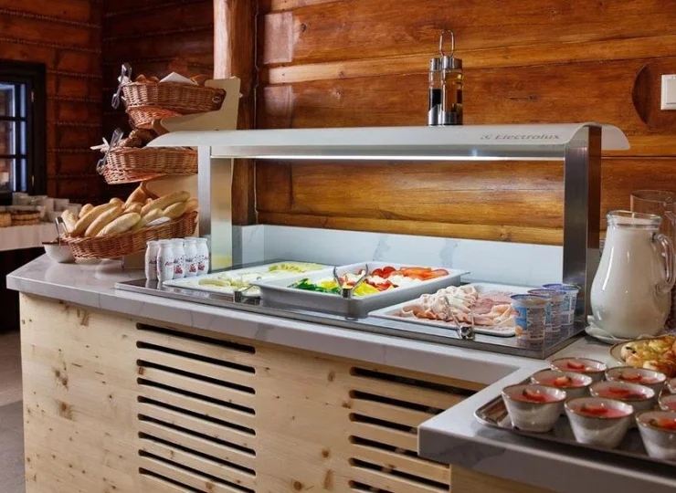 Śniadanie jest podawane w formie bufetu