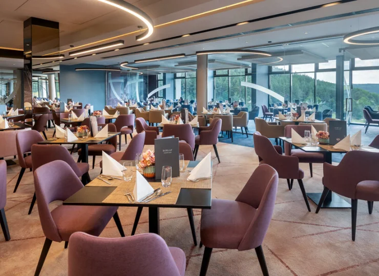 Restauracja hotelowa oferuje panoramiczny widok na słynne wzgórze trawertynowe