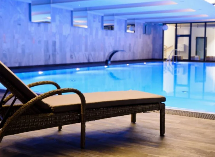 Hotel ma basen do pływania i rekreacji z kaskadą wodną i gejzerem powietrznym