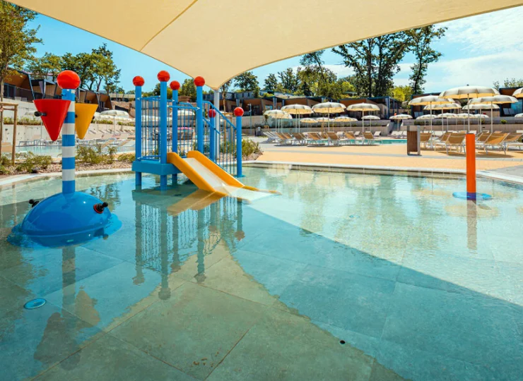 Dla maluszków przygotowano bezpiecznie zacieniony brodzik