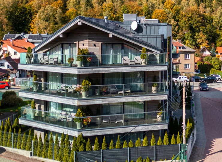 Meta Apartments mieszczą się w kameralnym apartamentowcu w Beskidach
