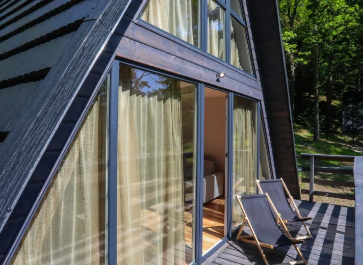 Każdy domek posiada taras, gdzie można wygrzać się na leżakach