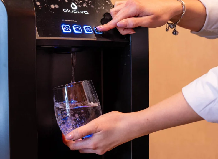 W hotelu można korzystać z dystrybutora wody