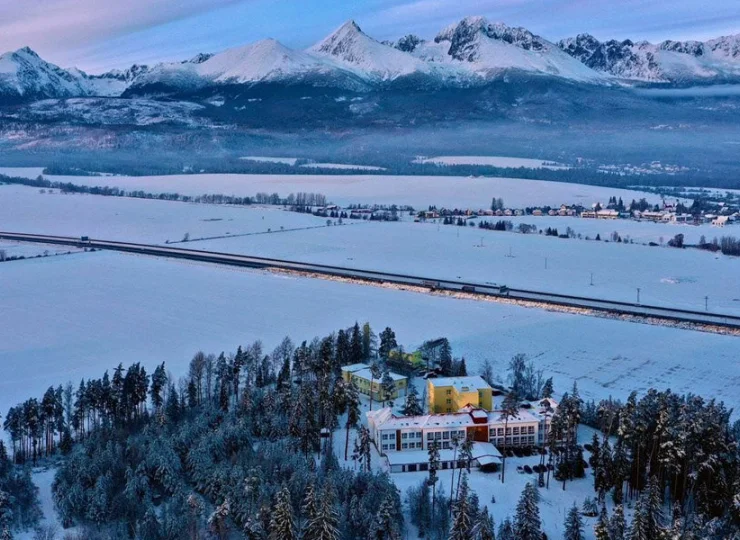 Family Resort Lucivna  to rodzinny obiekt z rozległem terenem rekreacyjnym