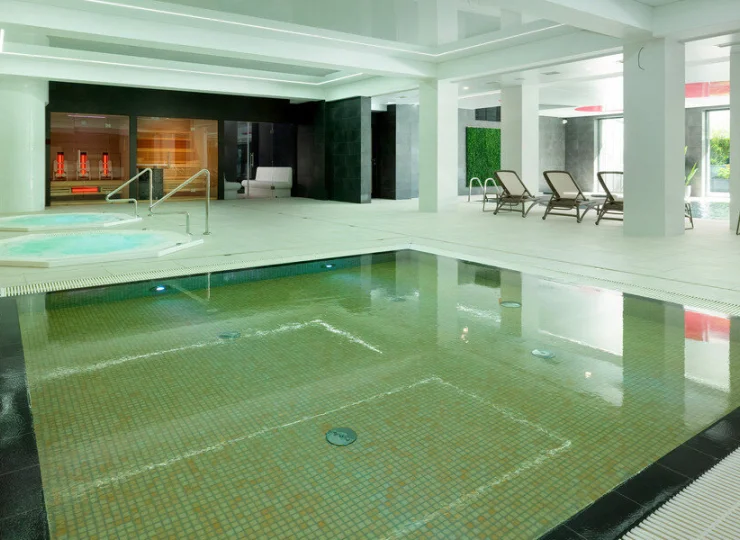 Obok jacuzzi przygotowano basen dla dzieci