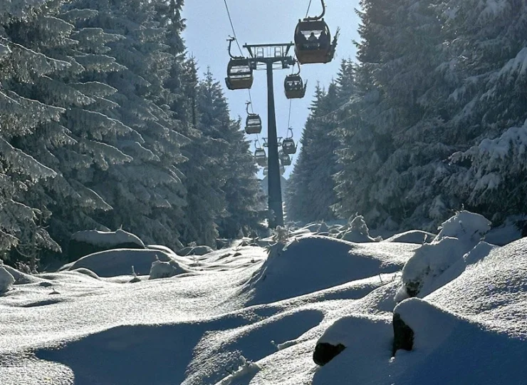 Zimą Świeradów zamienia się w raj dla narciarzy