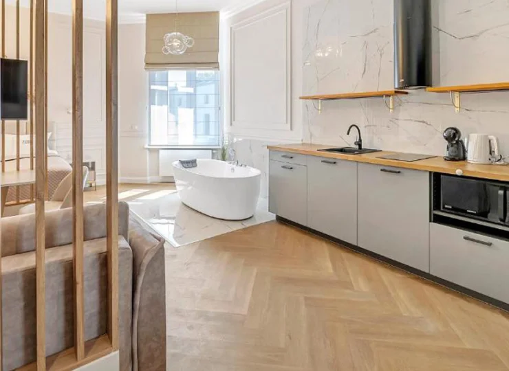 Wyróżnia się studio z wanną z hydromasażem oraz apartament z sauną