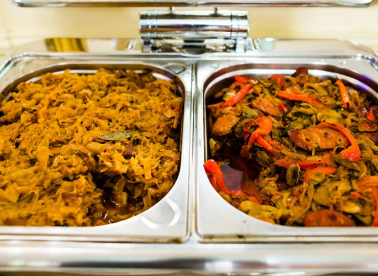 Bufet w porze kolacji zawiera różne ciepłe posiłki