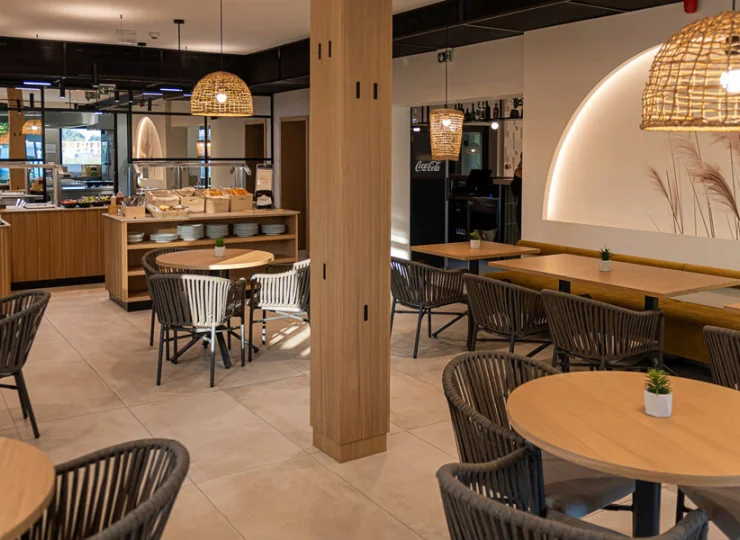 W hotelu mieści się nowoczesna restauracja