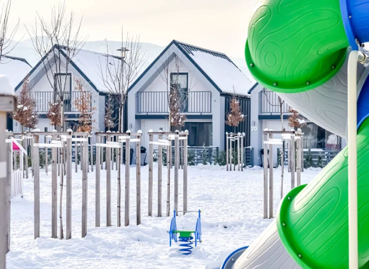 Jest tutaj kilka placów zabaw dla dzieci