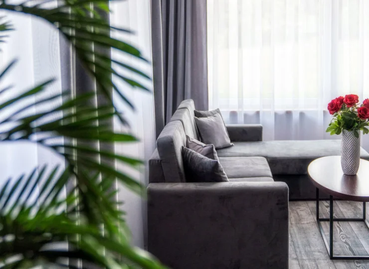 Znajduje się tutaj salon z kącikiem telewizyjnym oraz sofą