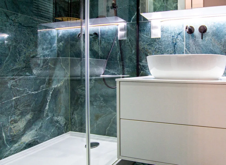 W łazience jest kabina prysznicowa