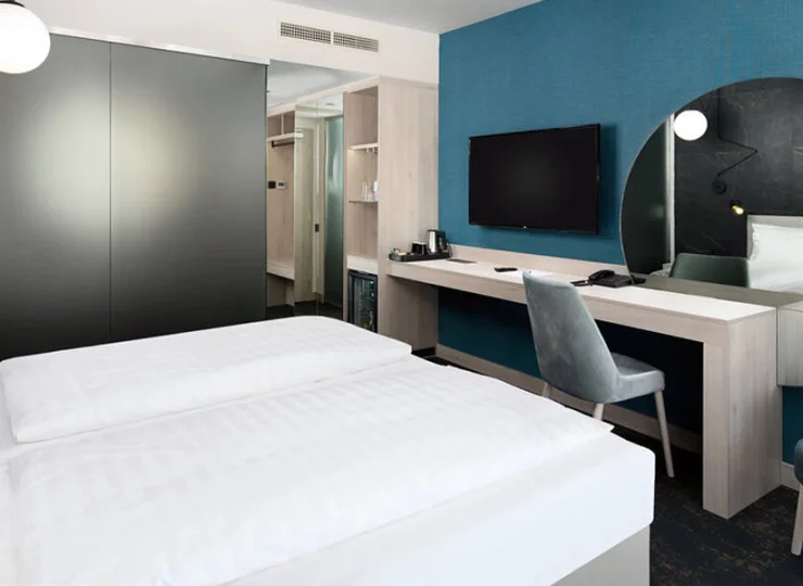 Każdy pokój jest klimatyzowany, wyposażony w minibar, czajnik, smart TV, wifi