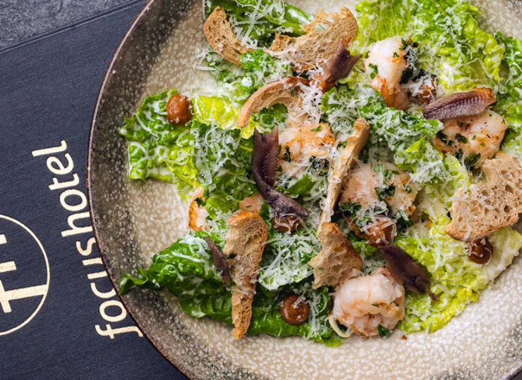 Poza godzinami posiłków bufetowych działa tutaj restauracja a la carte