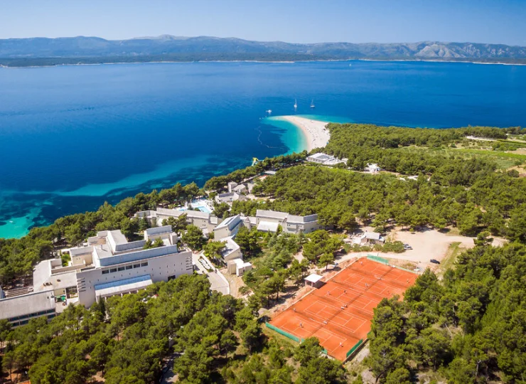 Z hotelem sąsiaduje kompleks kortów tenisowych