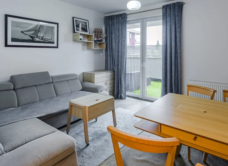 A do tego pokój dzienny z dużym narożnikiem i wyjściem na balkon/taras