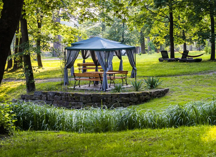 Strefa relaksu w rozległym parku to idealne miejsce na letni pobyt