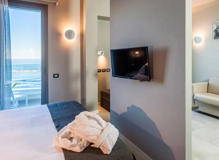 W junior suite wyodrębniono część dzienną od sypialnianej