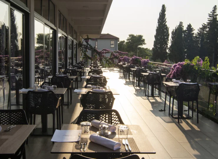 Posiłki można spożywać także na uroczym tarasie