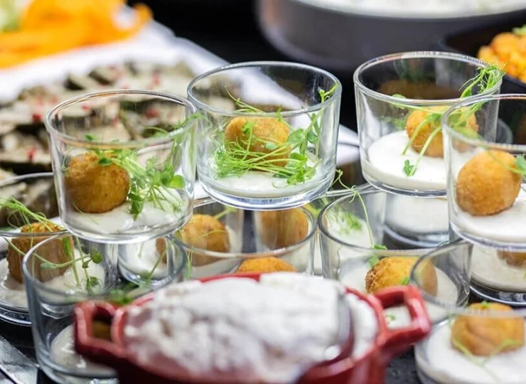 Goście chwalą hotel za urozmaicone i obfite bufety