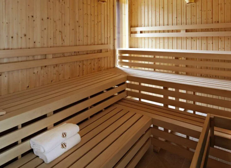 O każdej porze dnia i nocy możecie tu wygrzać się w saunie (suchej i mokrej)