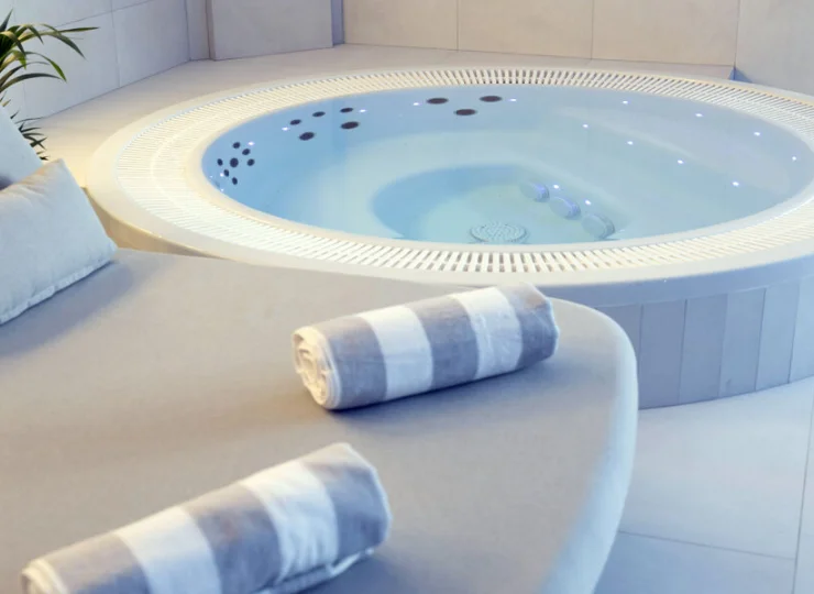 Po chwili aktywności warto zrelaksować się w jacuzzi dla ośmiu osób