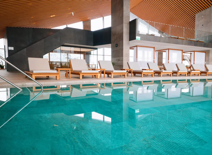 Hotel dysponuje wewnętrznym i zewnętrznym basenem