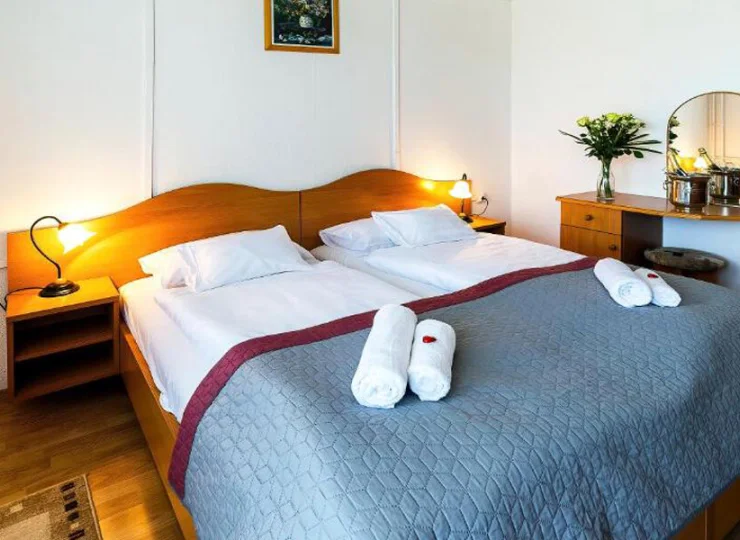 Hotel Napfény*** oferuje gościom wygodne pokoje dla 2 oraz 3 osób