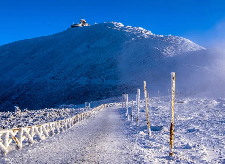 Możecie stąd wybrać się na Śnieżkę, by zdobyć szczyt zimą