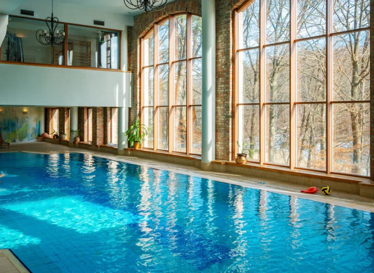 Przeszklona ściana wprowadza do wnętrza naturalne światło