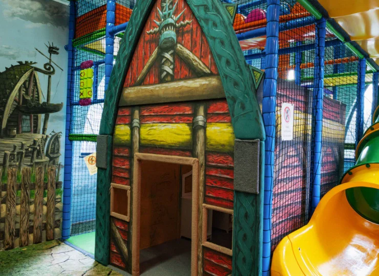 Sala Smoków to bajkowa sala zabaw, gdzie dzieciom nuda nie grozi