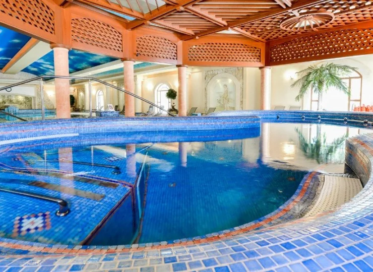 Mniejsza niecka zawiera wiele atrakcji - masażery, ławeczki oraz przeciwprąd