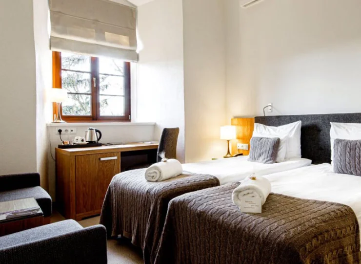 Pokoje typu standard mieszczą się w murach renesansowego zamku