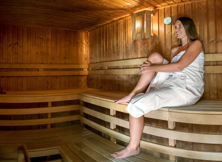 Strefa wellness oferuje basen z przeciwprądem, jacuzzi i saunę parową