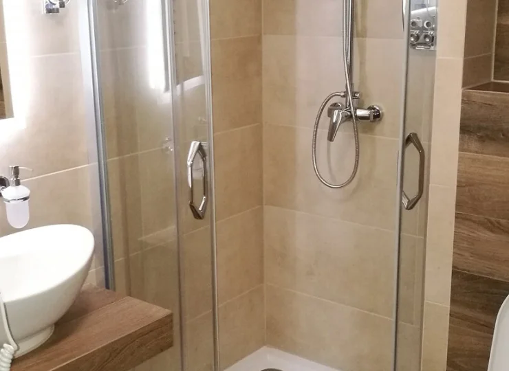 Każdy pokój ma prywatną łazienkę z prysznicem