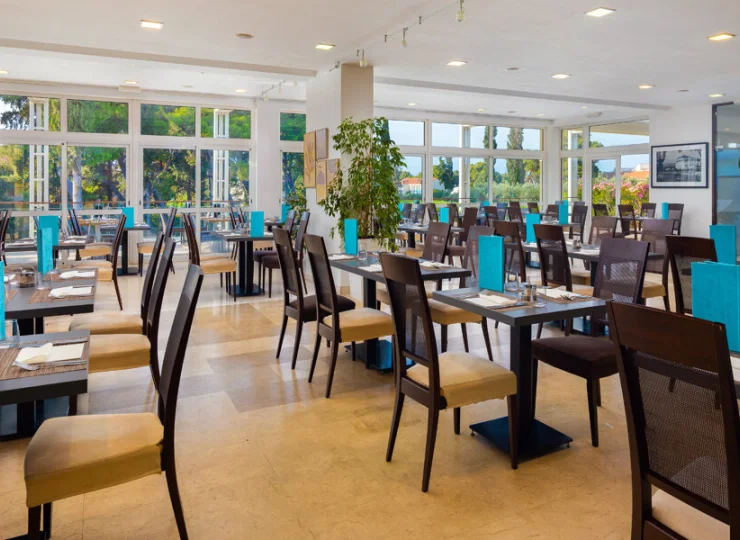 Na gości czekają tu dwie restauracje oraz dwa drink bary