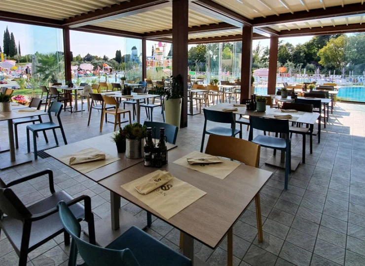 W obiekcie jest przestronna restauracja