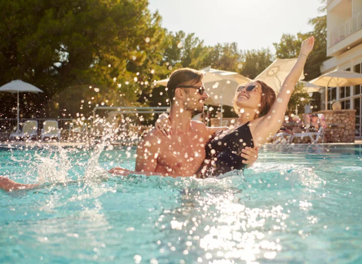 Hotel posiada zewnętrzny basen o powierzchni ponad 160 m2