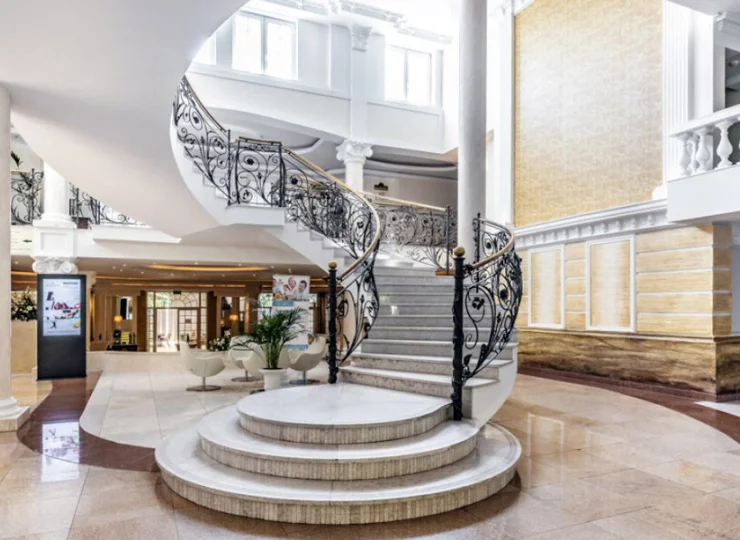 Lobby współgra z pałacową architekturą Hotelu Windsor ****