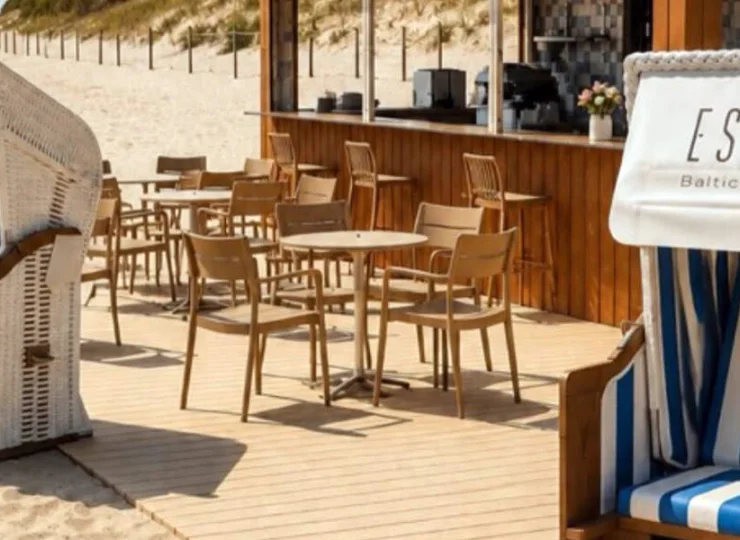 Mieści się tu beach bar i kosze z siedziskami