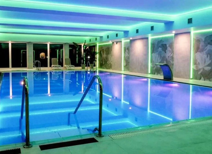 Są tu duże baseny wewnętrzne ze stanowiskiami do hydromasażu