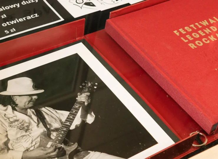 Można też kupić pamiątkowe gadżety z festiwalu, który odbywa się tu co roku