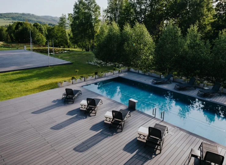 Latem hotel zaprasza na odkryty basen