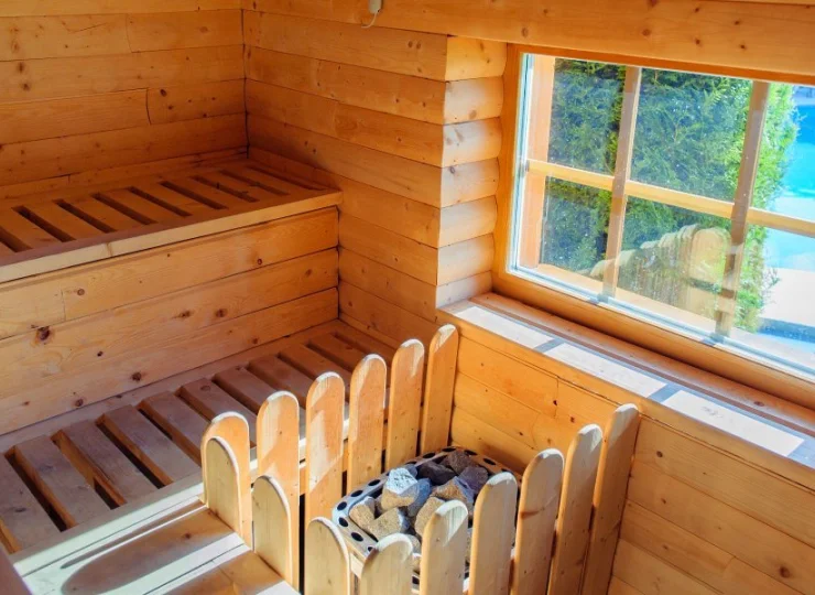Sauna fińska znajdująca się przy basenie może pomieścić do 6 osób
