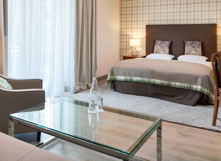 W pokoju jest też wygodny kącik dzienny z fotelami i/lub kanapą