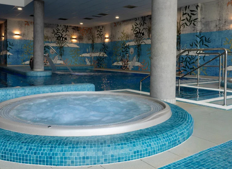 Hotel posiada rozbudowaną strefę wellness z basenami i jacuzzi
